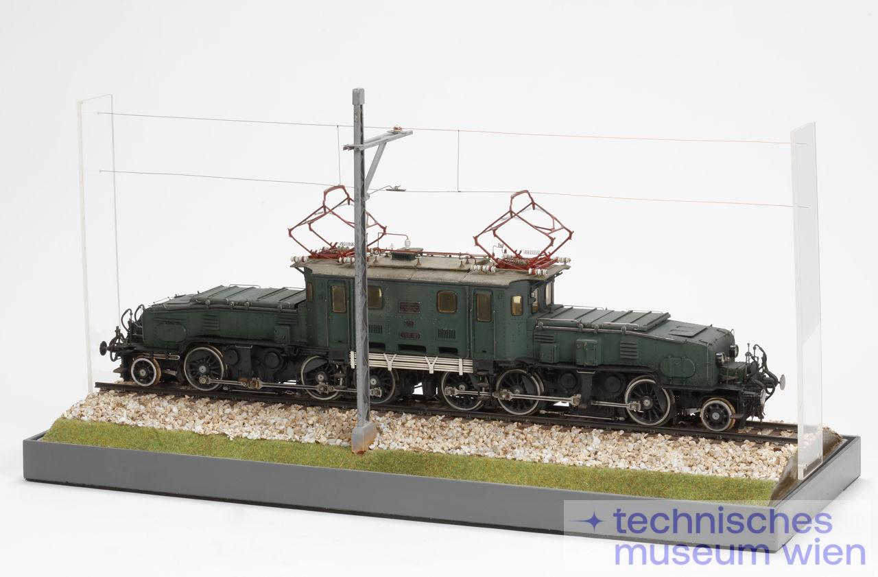 Modell der Elektrolokomotive 1100.105 "Krokodil" auf Gleis mit Oberleitung
